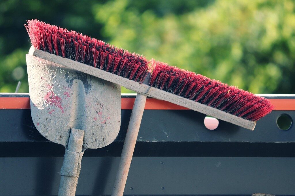 Balai et pelle, nettoyage de gouttières et travaux extérieurs